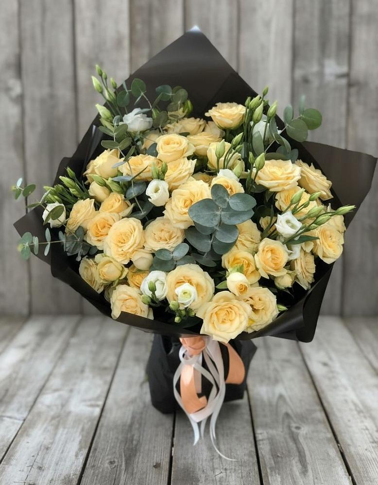 Букет цветов из: Розы и Лизиантусы в Моздоке