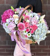 Композиция солнечный день в Моздоке Цветочная композиция из Розы, Хризантемы, Пионы и Лизиантусы в корзине в Моздоке