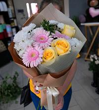 Букет цветов из:  Герберы, Розы и Хризантемы в Моздоке