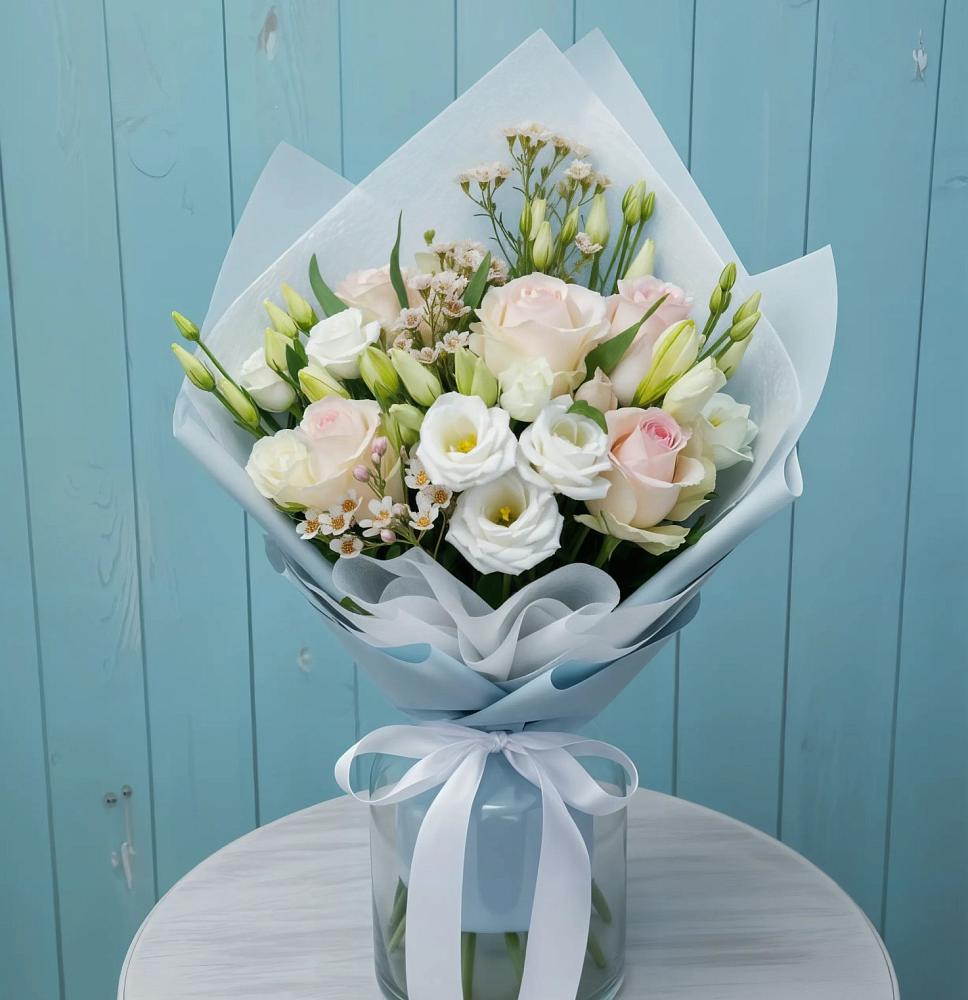 Букет цветов из: Розы и Лизиантусы в Моздоке