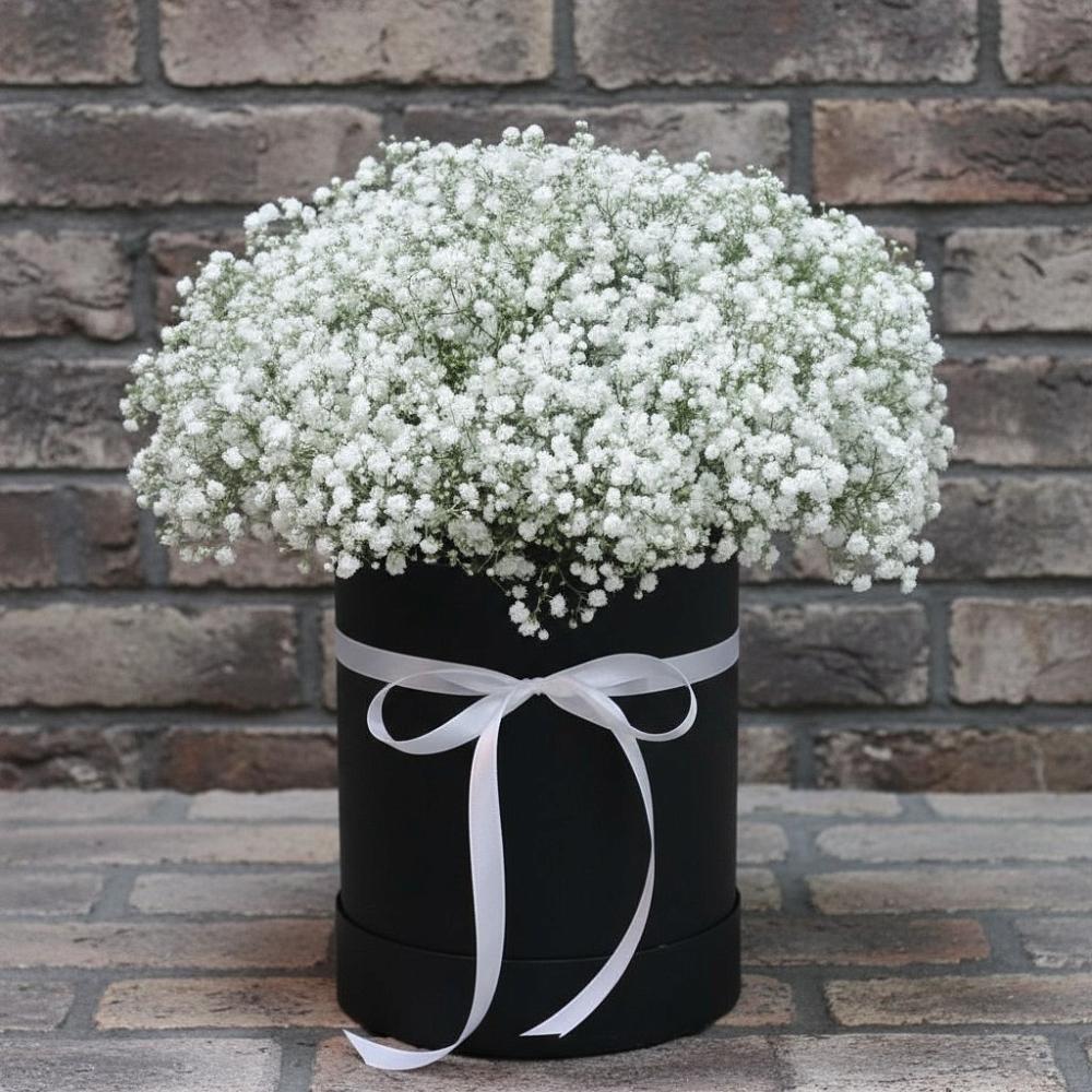 Цветочная композиция из Гипсофила в шляпной коробке в Моздоке