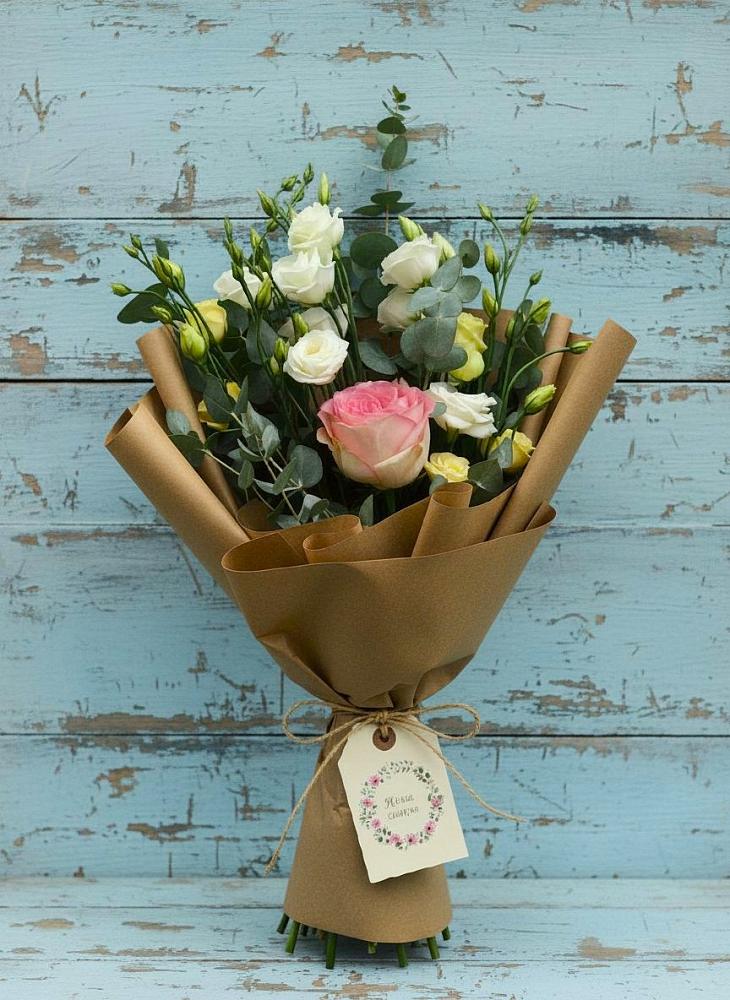 Букет цветов из: Розы и Лизиантусы в Моздоке