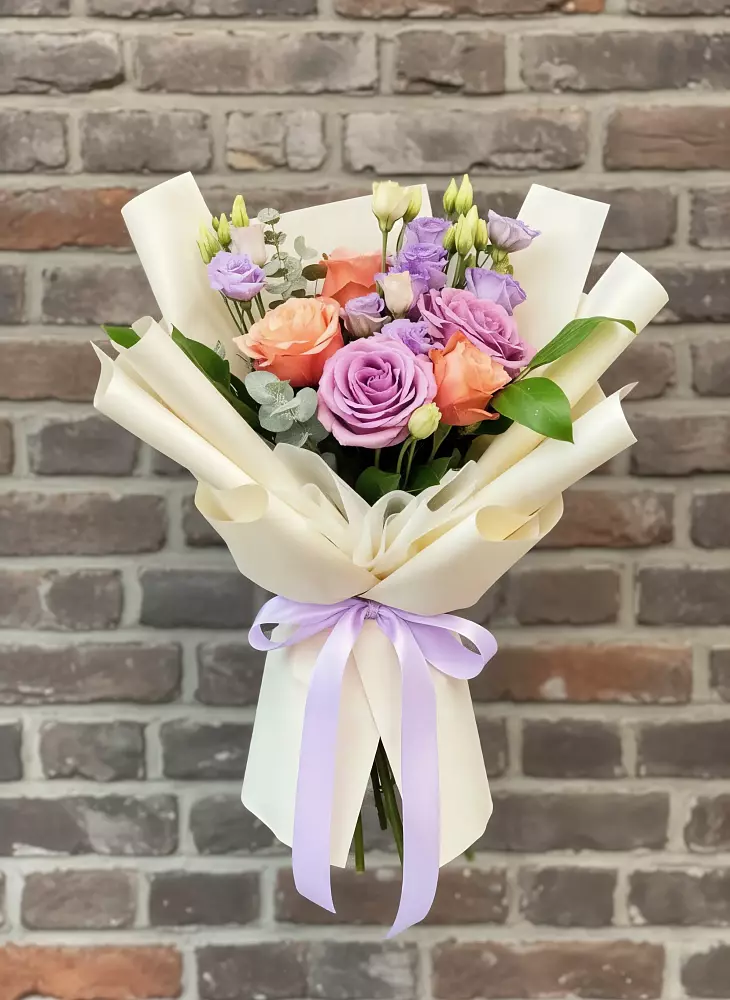 Букет цветов из: Лизиантусы и Розы в Моздоке