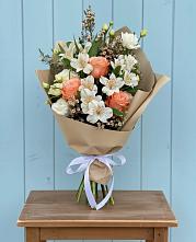 Букет цветов из:  Альстромерии, Лизиантусы, Розы и Хризантемы в Моздоке