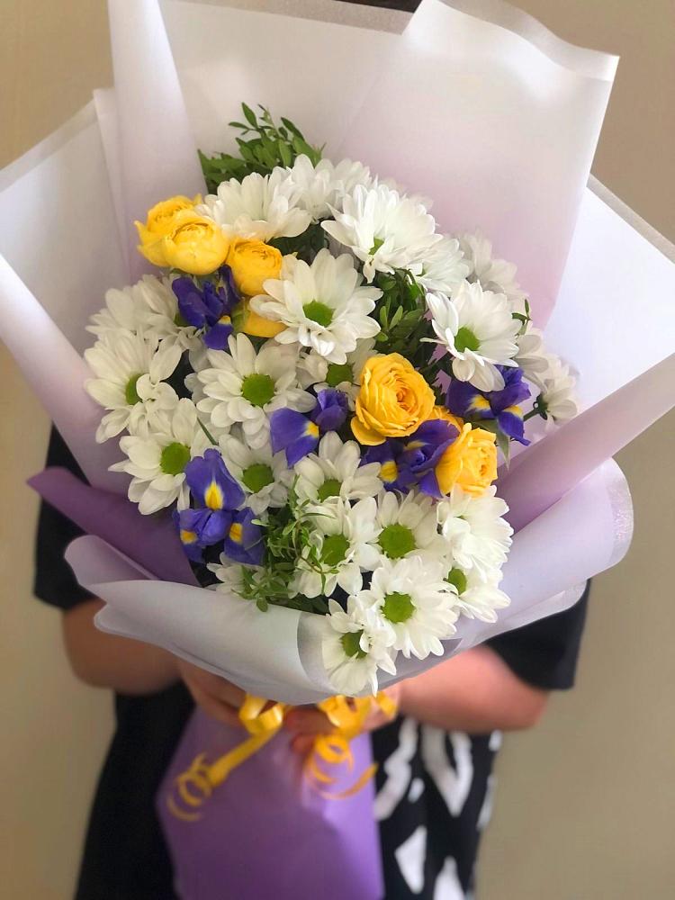 Букет цветов из: Ирисы, Хризантемы и Розы в Моздоке