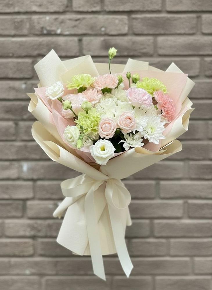 Букет цветов из: Гвоздики, Розы, Лизиантусы и Хризантемы в Моздоке