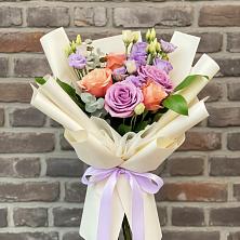 Букет цветов из:  Лизиантусы и Розы в Моздоке