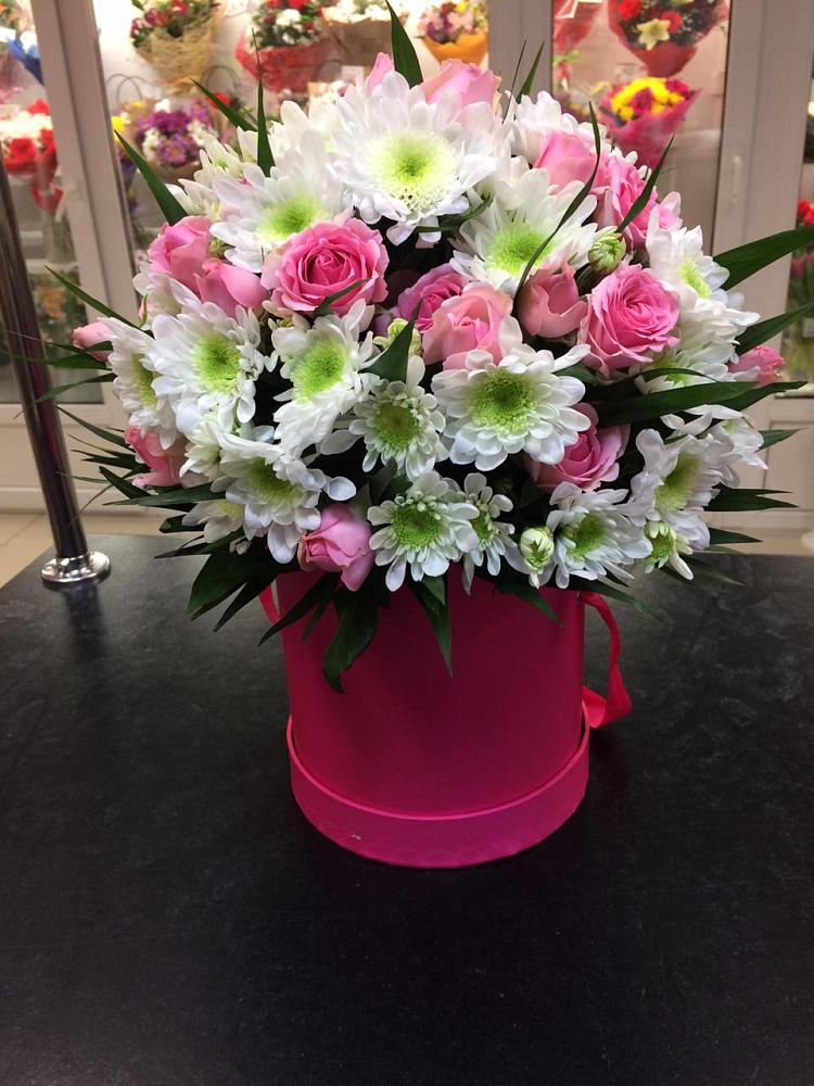 Цветочная композиция из Розы и Хризантемы в шляпной коробке в Моздоке