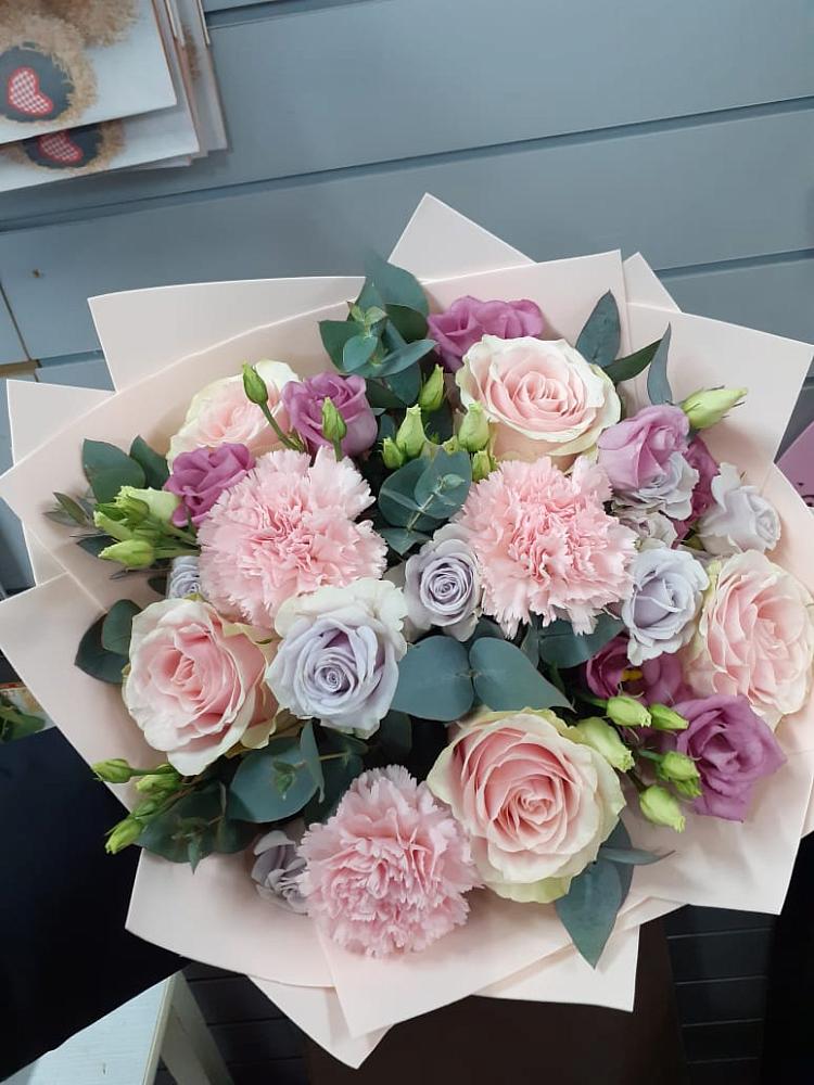 Букет цветов из: Розы, Гвоздики и Лизиантусы в Моздоке