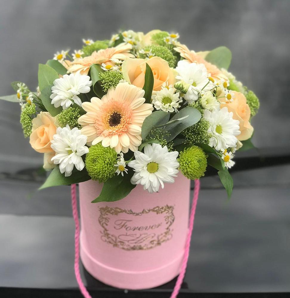 Цветочная композиция из Розы, Герберы и Хризантемы в шляпной коробке в Моздоке