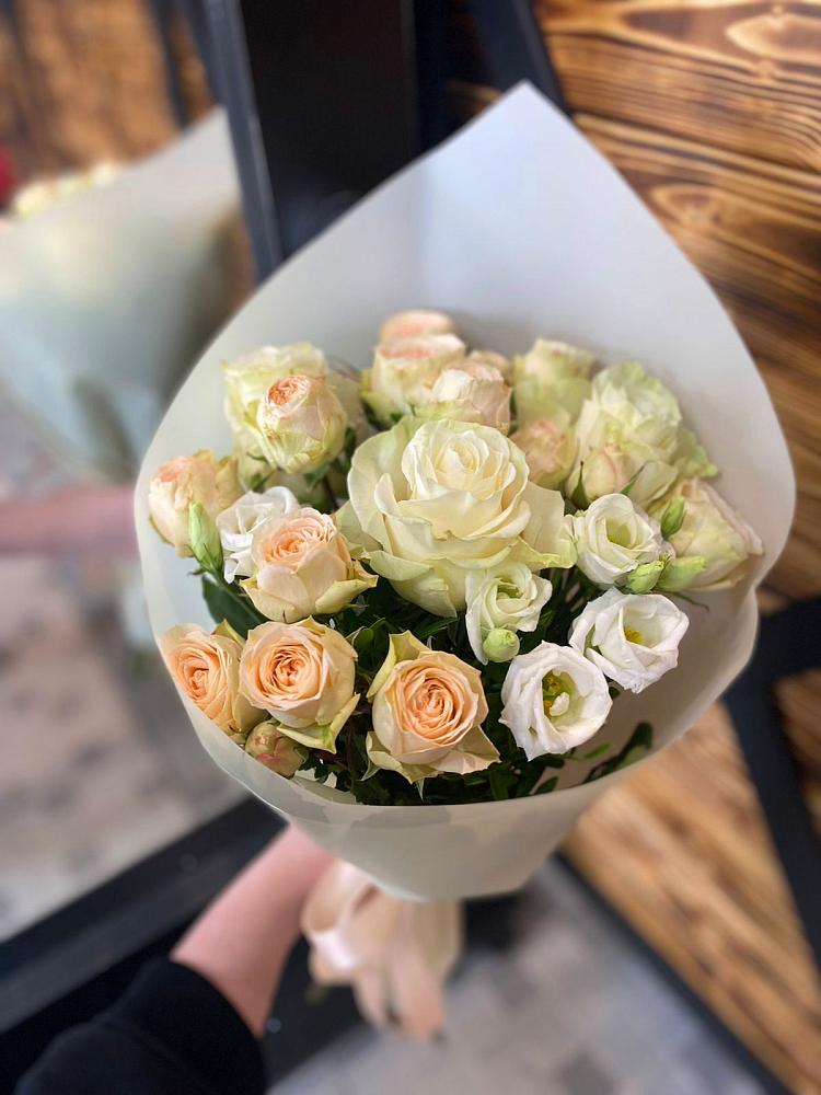 Букет цветов из: Розы и Лизиантусы в Моздоке