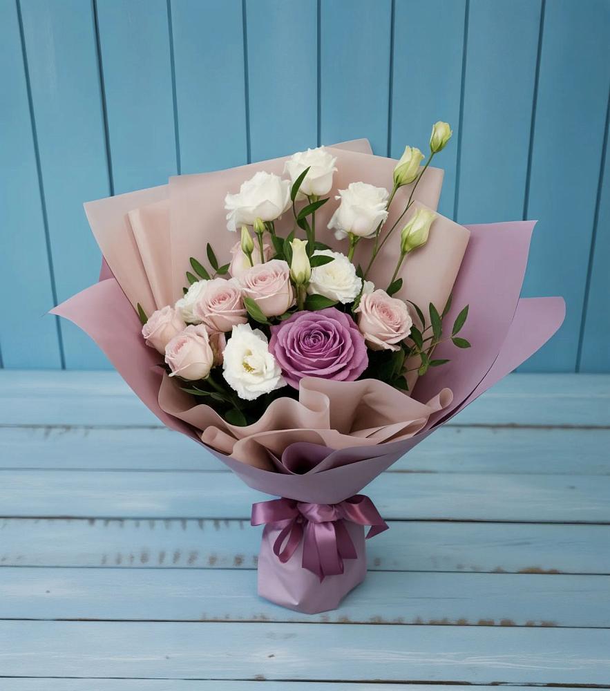 Букет цветов из: Розы и Лизиантусы в Моздоке